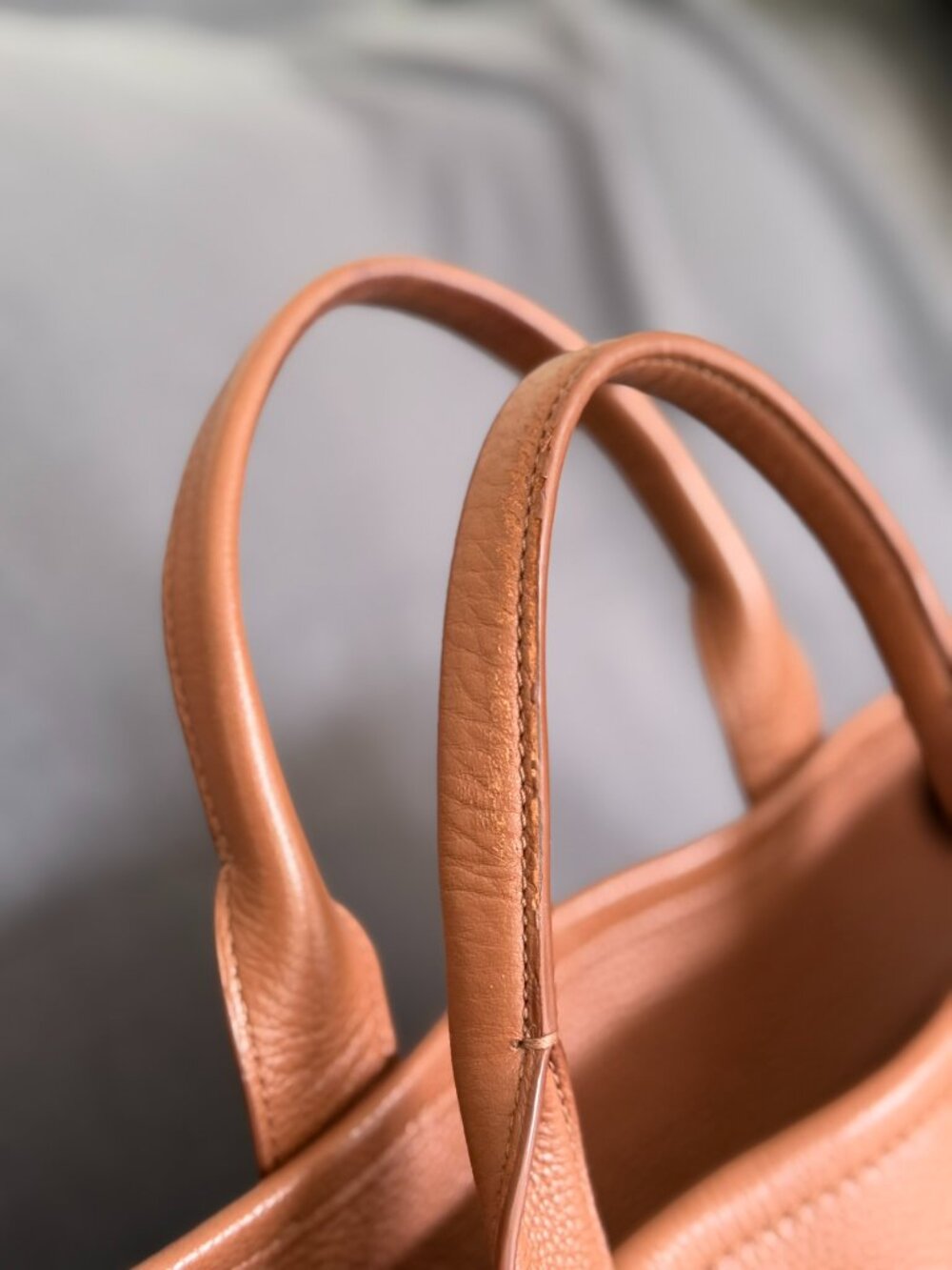 Marc Jacobs Leather Medium The Tote Bag (Argan Oil) - Picture 6 of 10